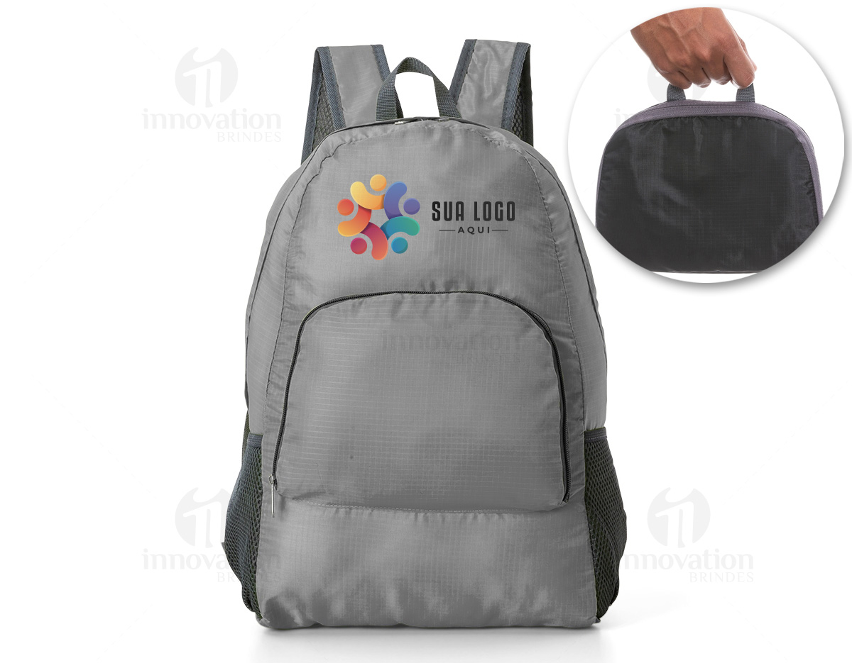 Zaino pieghevole in nylon, perfetto per accompagnarti in tutte le avventure. Leggero e pratico, dotato di spallacci