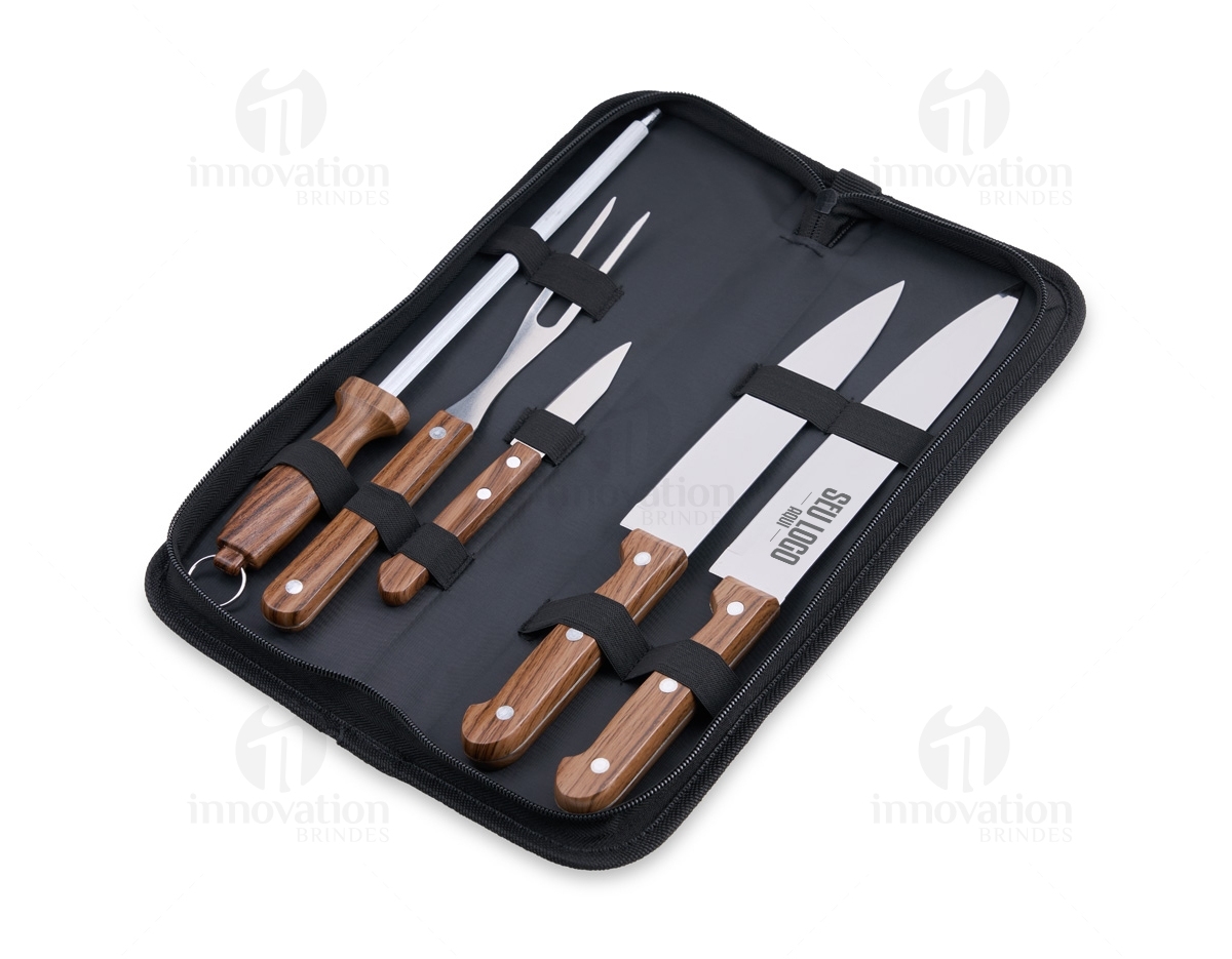 Kit churrasco de 5 peças, contendo faca, garfo, espátula, pegador e amolador. Feito de metal e madeira, ideal para uso em