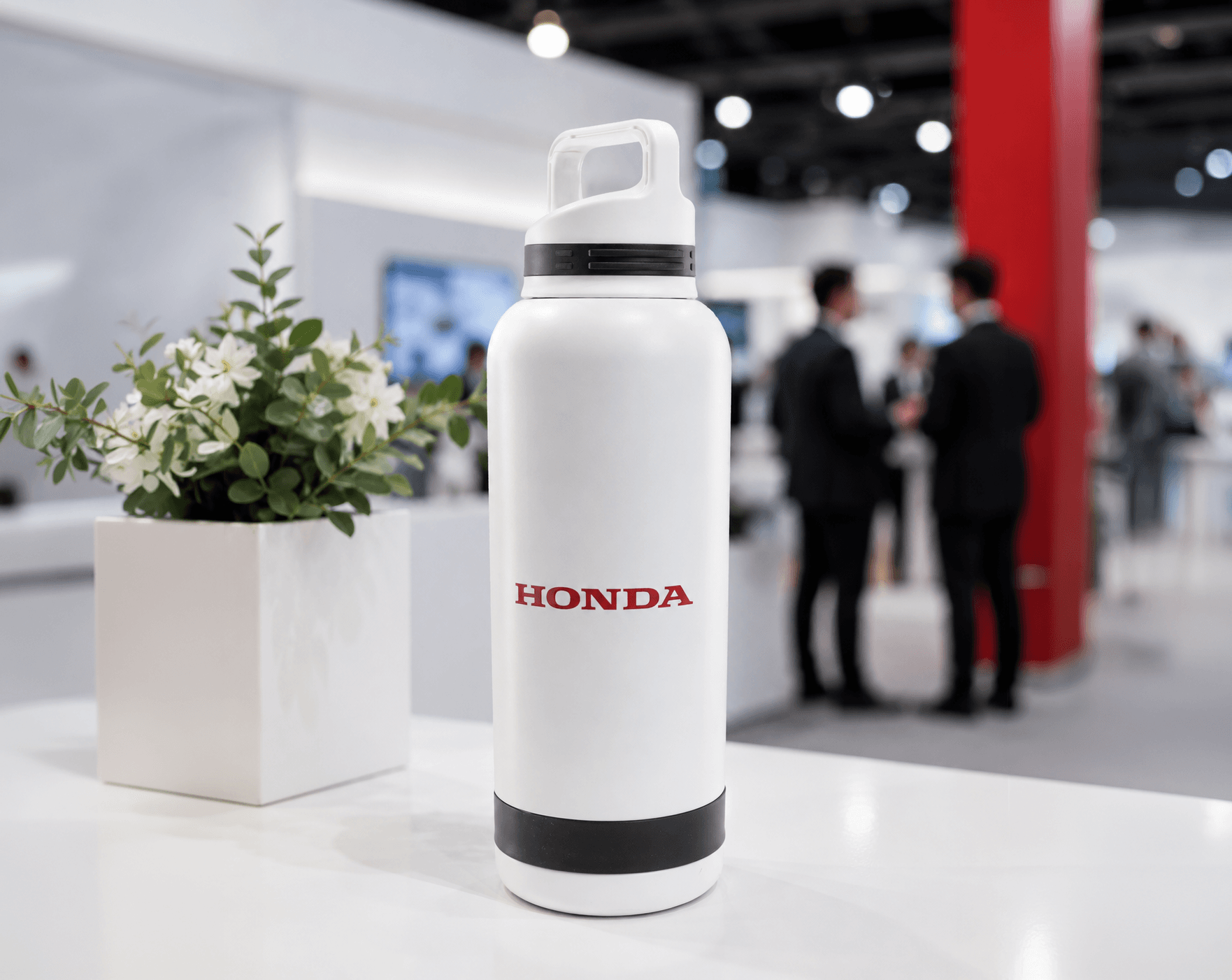 Mit der Marke Honda personalisierte Edelstahl-Thermosflasche, ausgestellt an einem Messestand
