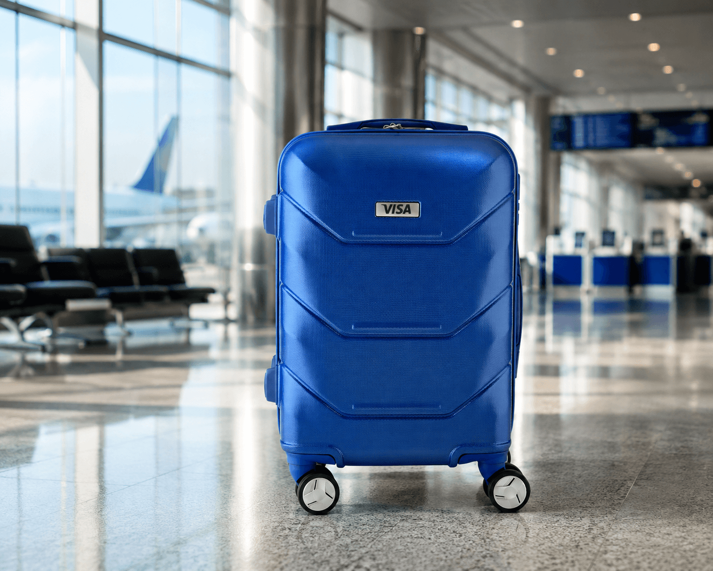 Mit der Marke Visa personalisierter Kabinen-Trolley in einem Flughafenterminal