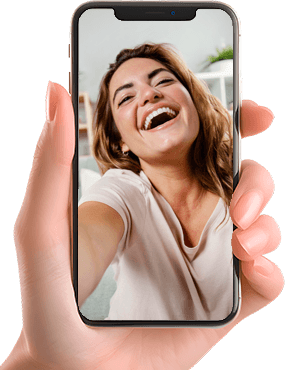 uma mão segurando um celular com a foto de uma pessoa