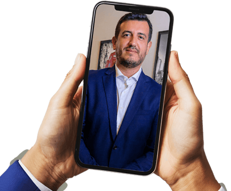 uma mão segurando um celular com a foto de uma pessoa
