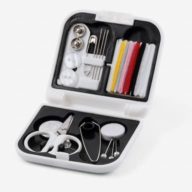 Kit Costura - 01: Kit completo para costura, com materiais de alta qualidade e durabilidade. Ideal para pequenos reparos e customizações em roupas. Prático e compacto, perfeito para levar para viagens e emergências. Garanta já o seu!