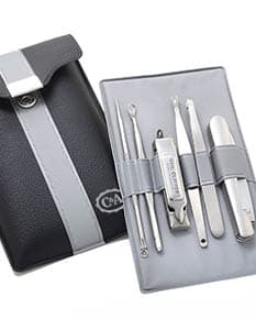 Kit Manicure - 03: Acessório de luxo em couro elegante e prático para sua rotina diária. Ideal para viagens e compras, o kit é perfeito para manter suas unhas sempre impecáveis. Com bolsa zipada e diversos compartimentos, é o acessório perfeito para quem busca praticidade com estilo. Adquira já o seu!