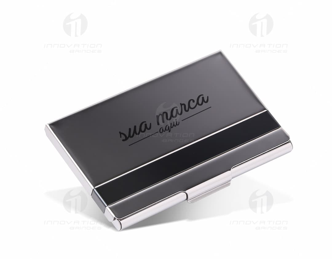 Porta cartões de metal elegante e prático para organizar seus cartões de visita. Ideal para profissionais de negócios que valorizam a organização e a sofisticação. Mantenha seus contatos sempre à mão com esse acessório moderno e versátil. Adquira já o seu!