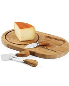 Tábua de Queijo em Madeira com acabamento rústico e detalhes entalhados.