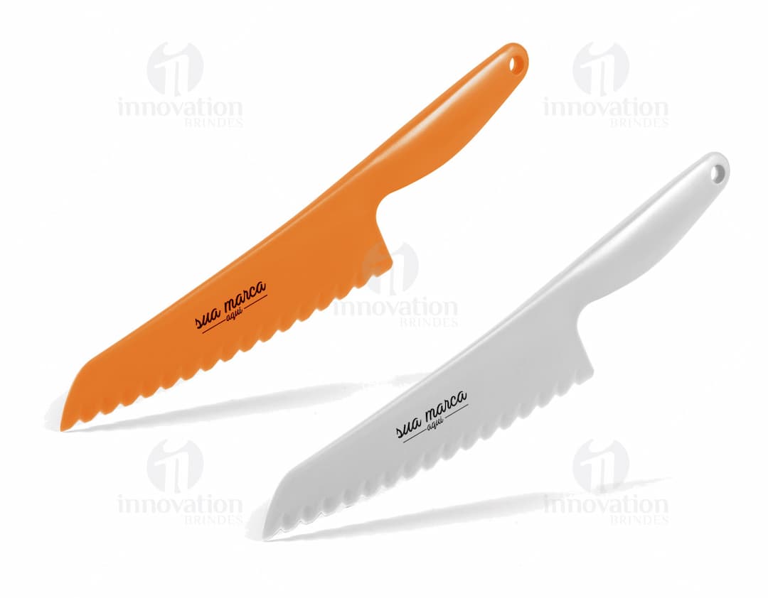 Faca para bolo - 01: Ferramenta de aço inoxidável, indispensável para a sua confeitaria ou cozinha. Design prático e cortante, ideal para cortar e servir bolos com perfeição. Adquira já a sua e faça seus momentos especiais ainda mais deliciosos. Qualidade e praticidade em um só produto!
