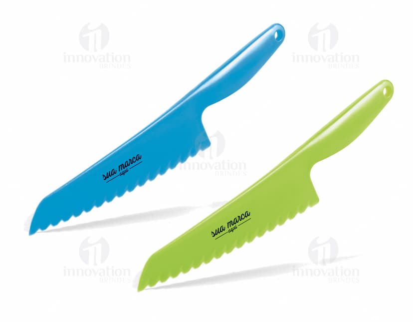 Faca para bolo - 01: Ferramenta de aço inoxidável para cortar bolos precisamente. Ideal para confeiteiros e amantes da culinária. Objeto resistente e durável. Acesse nosso site de brindes e adquira já!