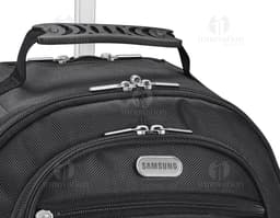 Mochila estilo executivo em couro preto, perfeita para viagens de negócios ou passeios. Com fecho em zíper, alça resistente e