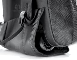 Mochila moderna em couro preto para viagens de negócios e lazer. Com alça resistente, zíper e muito espaço de armazenamento.