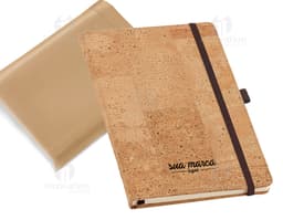 Block-notes en liège vintage avec texture de papier ancien et vieilli. Le design est usé et sale, avec des taches et des
