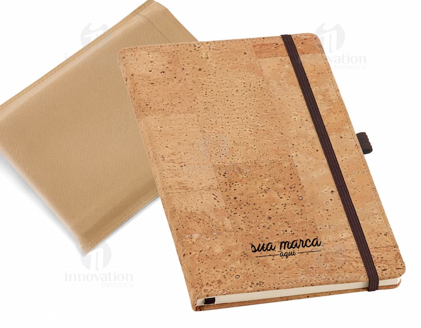 Bloco de anotações de cortiça vintage com textura de papel antigo e envelhecido. O design é desgastado e sujo, com manchas e vincos, remetendo a um estilo antigo e áspero. Perfeito para quem aprecia um aspecto envelhecido e retro em seus materiais de escritório.