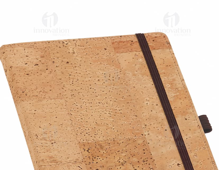 Bloco de anotações de cortiça vintage com textura de papel antigo e envelhecido. O design é desgastado e sujo, com manchas e vincos, remetendo a um estilo antigo e áspero. Perfeito para quem aprecia um aspecto envelhecido e retro em seus materiais de escritório.