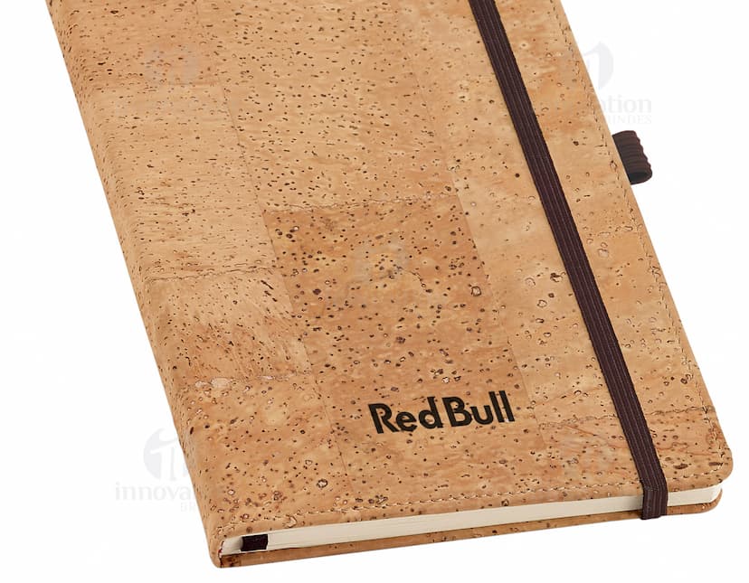 Bloco de anotações de cortiça vintage com textura de papel antigo e envelhecido. O design é desgastado e sujo, com manchas e vincos, remetendo a um estilo antigo e áspero. Perfeito para quem aprecia um aspecto envelhecido e retro em seus materiais de escritório.