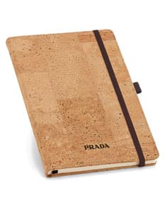 Bloco de anotações em cortiça - Ideal para suas anotações diárias! Feito com materiais reciclados e textura vintage, este bloco de notas é perfeito para quem ama um toque grunge. Guarde suas memórias com estilo e sustentabilidade. Aproveite já!