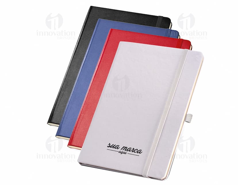Bloco de anotações capa dura - 04: Ideal para ter sempre à mão no escritório ou em reuniões, este bloco de notas com capa dura e design elegante oferece praticidade e sofisticação. Perfeito para organizar suas ideias, compromissos e tarefas de forma eficiente. Aproveite a qualidade e durabilidade deste item indispensável para o seu dia a dia!