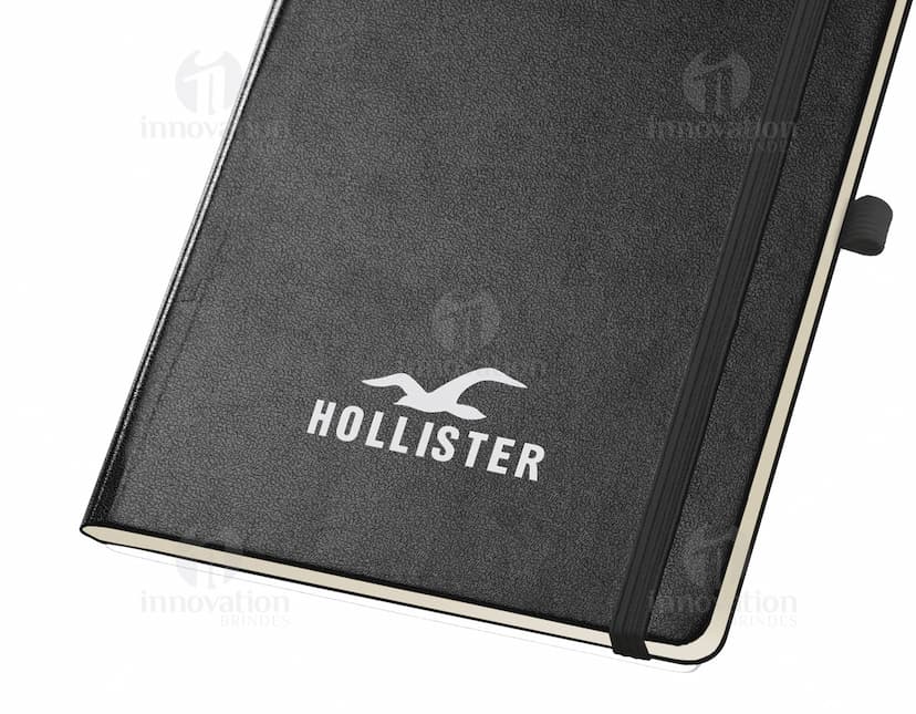 Bloco de anotações capa dura ideal para escritório e estudos. Com design elegante e espaço para muitas páginas em branco, é perfeito para suas anotações e lembretes. Organize-se com estilo!