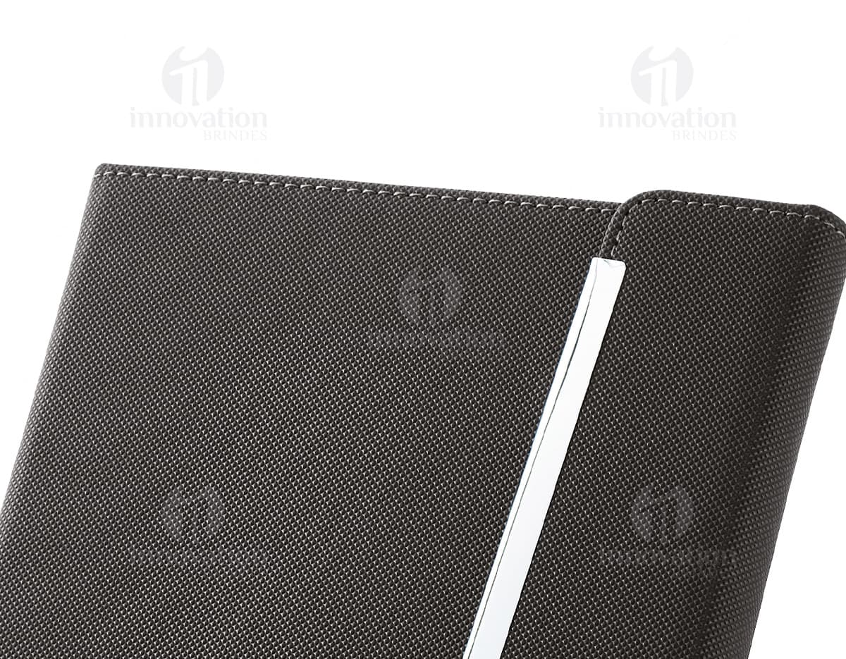 Bloco de Anotações em Couro - Perfeito para o seu escritório ou reuniões de negócios. Com design moderno e espaço para organizar suas ideias, este bloco é o acessório ideal para quem busca praticidade e sofisticação. Confeccionado em couro de alta qualidade, garante durabilidade e elegância. Mantenha-se sempre organizado em grande estilo com o bloco de anotações em couro!
