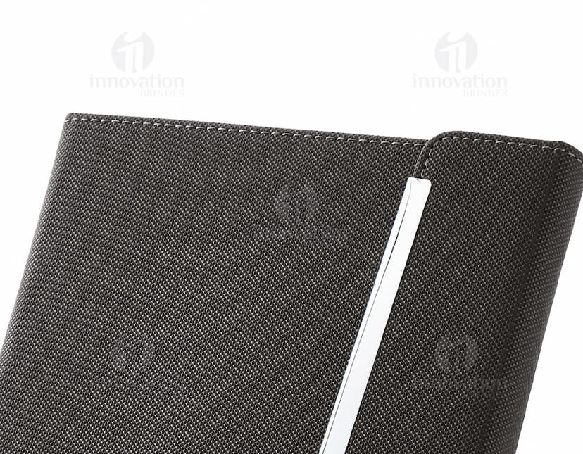 Bloco de Anotações em Couro - Perfeito para o seu escritório ou reuniões de negócios. Com design moderno e espaço para organizar suas ideias, este bloco é o acessório ideal para quem busca praticidade e sofisticação. Confeccionado em couro de alta qualidade, garante durabilidade e elegância. Mantenha-se sempre organizado em grande estilo com o bloco de anotações em couro!