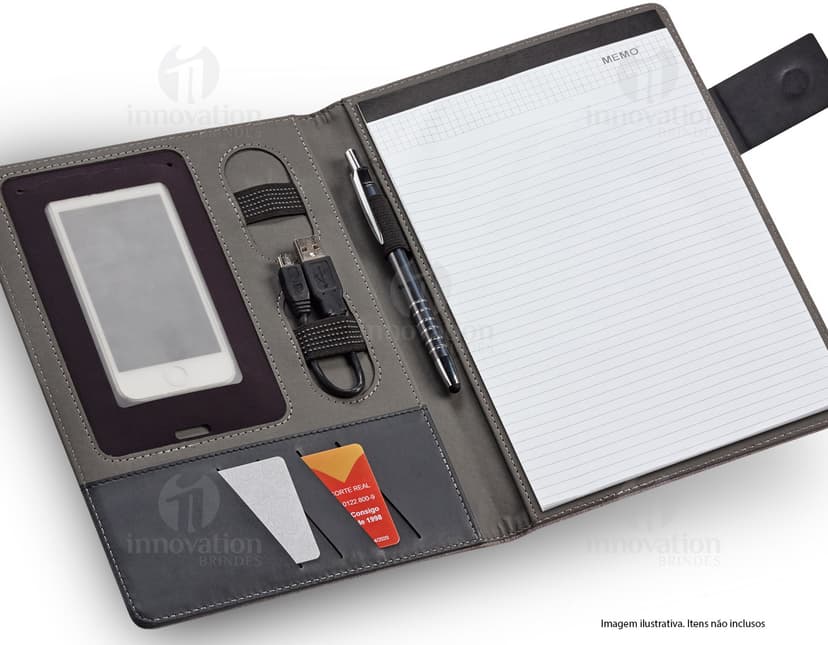 Pasta A5 em couro preto para organização de documentos e notas no escritório. Ideal para profissionais de negócios e estudantes. Mantenha seus papéis e informações importantes sempre seguros e organizados. Acesse já!