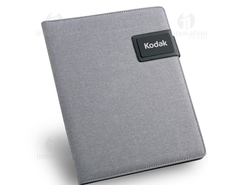Pasta A5 ideal para organização de documentos e negócios. Feita em couro preto de alta qualidade, essa pasta é perfeita para manter seus papéis e notas de forma organizada e segura. Aproveite cada detalhe desse item elegante e funcional para potencializar sua produtividade no escritório. Adquira agora e eleve o seu nível de organização no ambiente de trabalho!