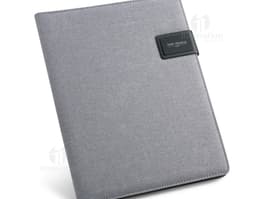 Carpeta A4 en cuero marrón para organización de documentos en la oficina. Diseño moderno y elegante, ideal para guardar