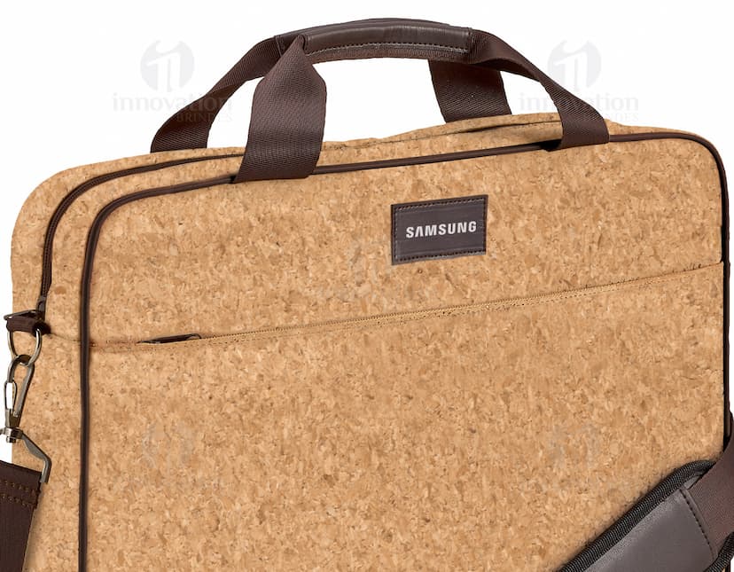 Pasta para notebook de couro marrom vintage, elegante e segura. Proteja seu dispositivo com estilo e sofisticação. Ideal para viagens e negócios. Compre já!