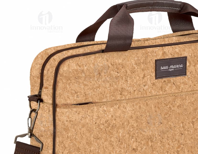 Pasta para notebook em couro marrom vintage, ideal para proteger seu equipamento com elegância e estilo. Feito de material durável e seguro, com espaço para todos os seus acessórios. Adquira já o seu! #pasta #notebook #couro #vintage #proteção