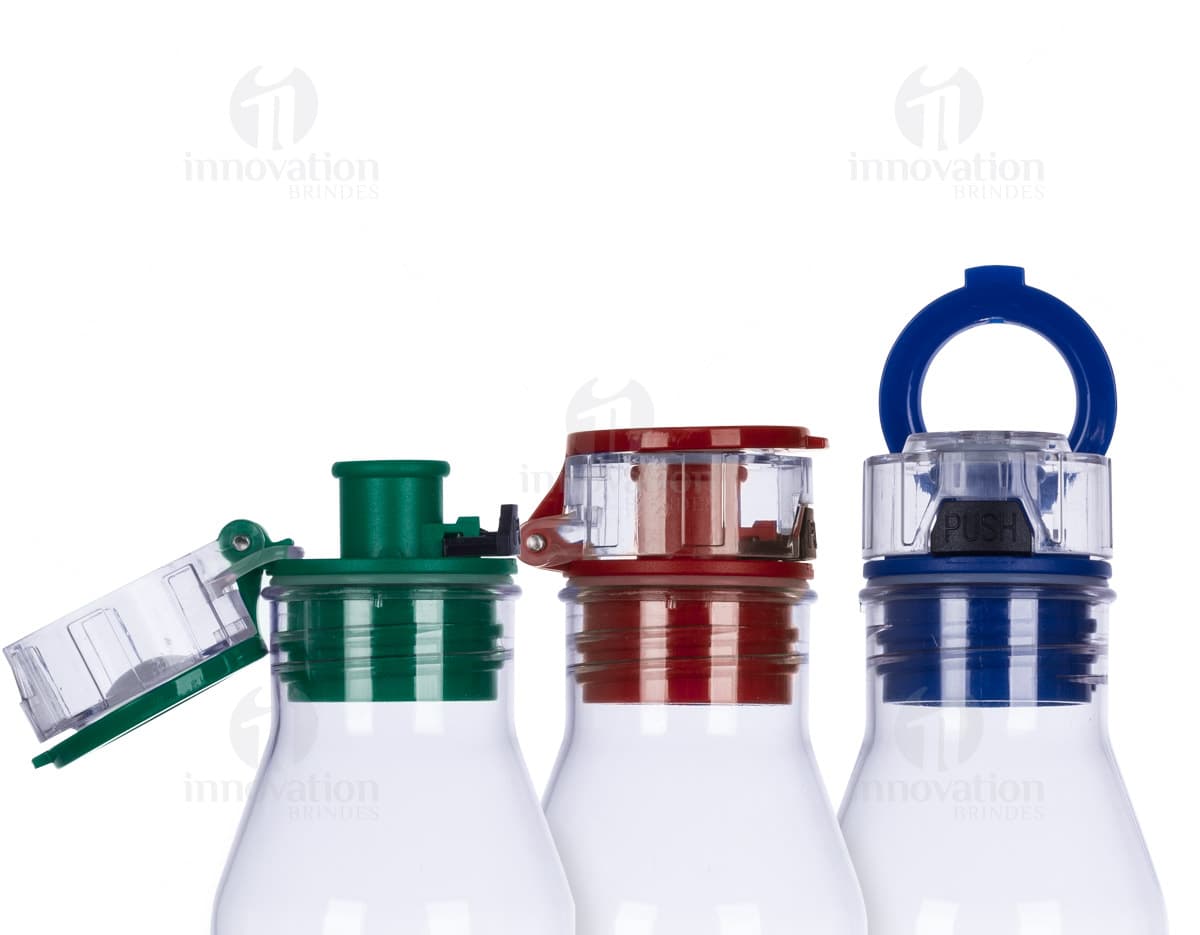 Squeeze plástico de 700ml - Ideal para a sua rotina de hidratação! Mantenha-se hidratado em qualquer lugar com este squeeze prático e moderno. Feito em plástico resistente, é perfeito para levar para a academia, escritório ou passeios ao ar livre. Adquira já o seu e garanta sua dose diária de água com estilo!