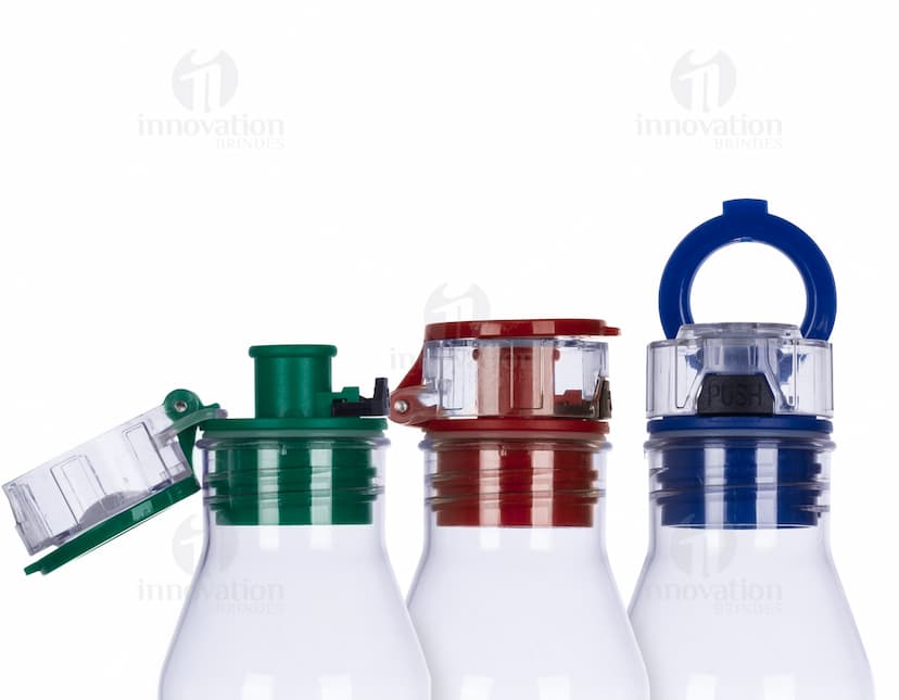Squeeze plástico de 700ml - Ideal para a sua rotina de hidratação! Mantenha-se hidratado em qualquer lugar com este squeeze prático e moderno. Feito em plástico resistente, é perfeito para levar para a academia, escritório ou passeios ao ar livre. Adquira já o seu e garanta sua dose diária de água com estilo!