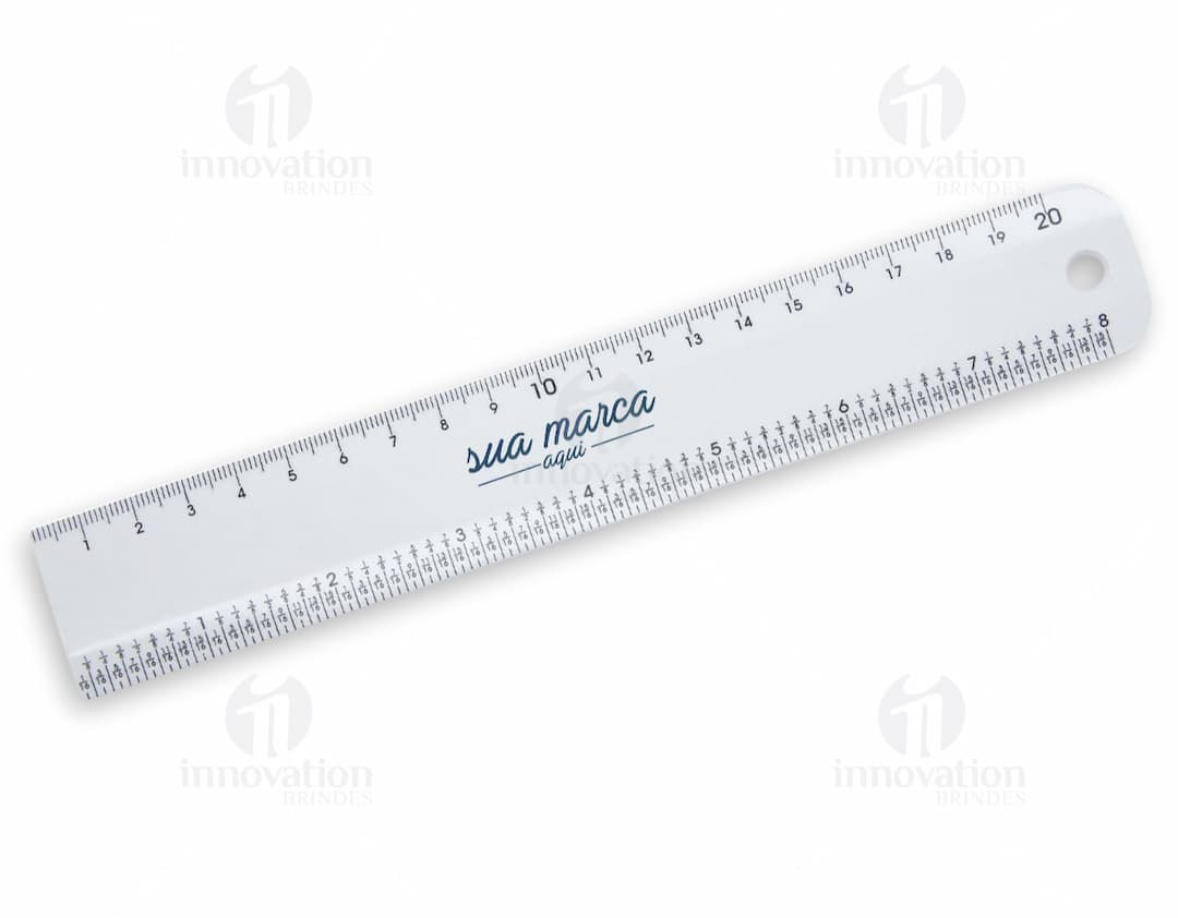 Régua plástica com furo - 03: Ferramenta de medição precisa e prática para trabalhos escolares e profissionais. Obtenha medidas com precisão e agilidade. Ideal para projetos de carpintaria, desenho técnico e engenharia. Resistente e durável. Adquira já a sua!