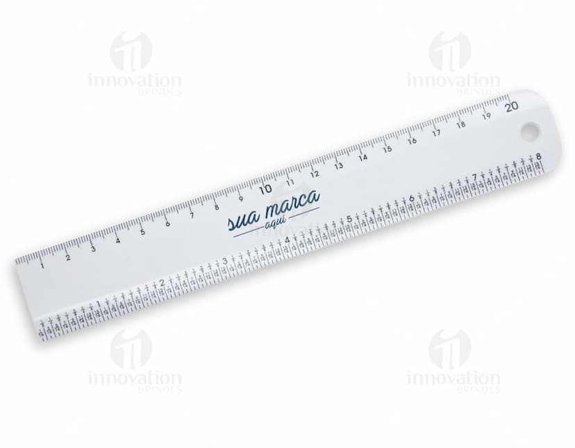 Régua plástica amarela com furo, perfeita para medições precisas. Ideal para uso escolar, trabalhos de carpintaria e projetos de engenharia. Adquira já a sua e garanta mais precisão em suas atividades!