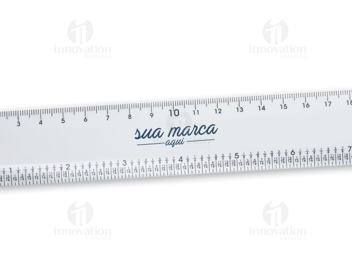 Régua plástica com furo ideal para trabalhos de precisão. Feita em material resistente, possui medidas em centímetros e milímetros para garantir a precisão e exatidão nas suas atividades. Perfeita para uso em escritórios, escolas, projetos de engenharia e carpintaria. Adquira já a sua!