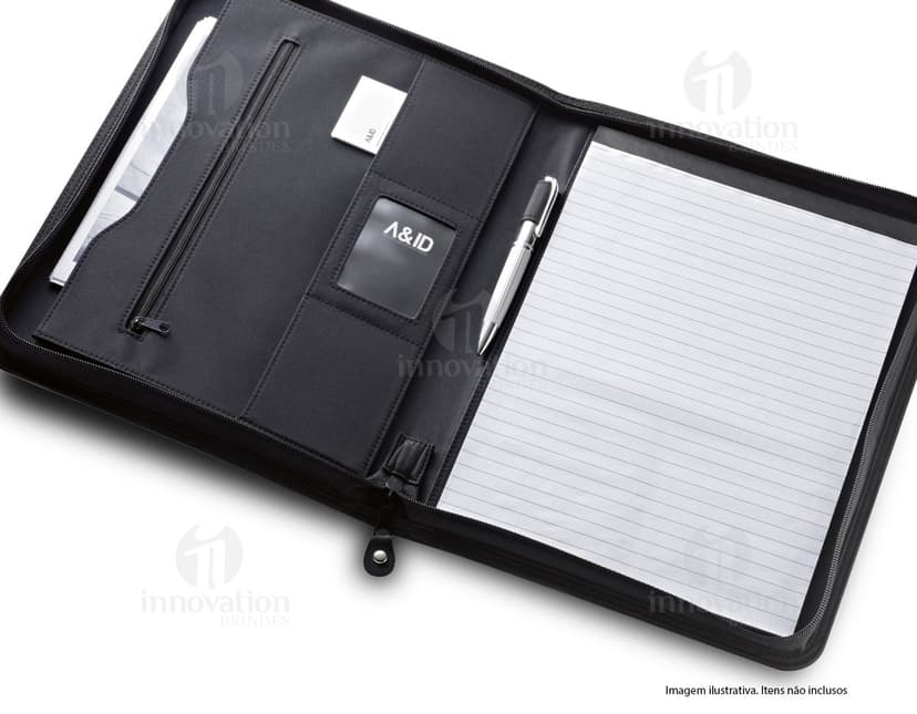 Pasta A4 - 12, ideal para armazenar documentos e manter seu escritório organizado. Confeccionada em couro preto, essa pasta é perfeita para guardar seus dispositivos tecnológicos, drives externos e discos rígidos. Otimize seu espaço de trabalho com essa pasta moderna e prática. Organize sua vida profissional de forma eficiente!