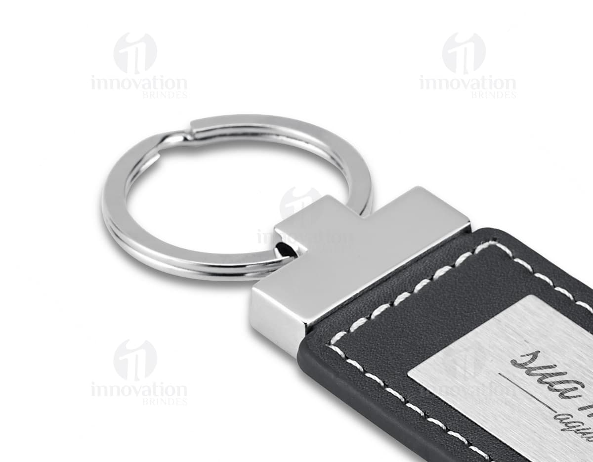 Chaveiro de metal e couro - 05, o acessório perfeito para os amantes de tecnologia. Com design moderno e elegante, este chaveiro é ideal para quem está sempre conectado. Seja no escritório ou em movimento, tenha seu dispositivo eletrônico sempre à mão. Adquira já o seu! #chaveiro #metal #couro #tecnologia