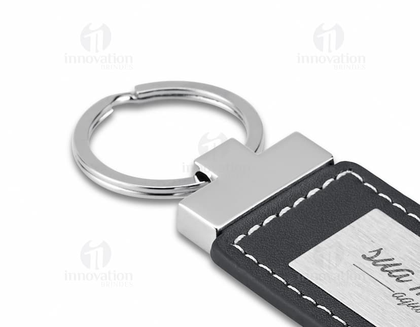 Chaveiro de metal e couro - 05, o acessório perfeito para os amantes de tecnologia. Com design moderno e elegante, este chaveiro é ideal para quem está sempre conectado. Seja no escritório ou em movimento, tenha seu dispositivo eletrônico sempre à mão. Adquira já o seu! #chaveiro #metal #couro #tecnologia