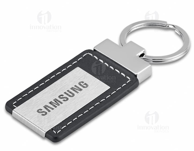 Chaveiro de metal e couro - 05, o brinde perfeito para empresas de tecnologia! Confeccionado em materiais de alta qualidade, este chaveiro é ideal para manter suas chaves sempre organizadas. Um item moderno e sofisticado, perfeito para presentear seus clientes e colaboradores. Adquira já o seu!