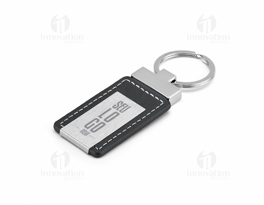 Chaveiro feito de couro e metal, acompanhado de caixa. O acessório possui um design seguro e resistente, ideal para manter as chaves protegidas. Ideal para uso em diferentes dispositivos e locais, garantindo segurança e praticidade.