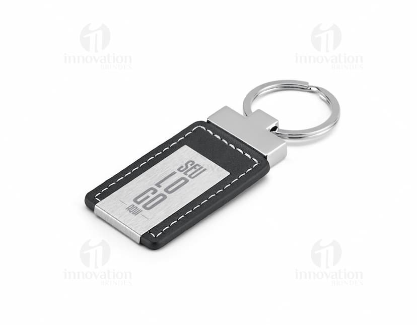 Chaveiro feito de couro e metal, acompanhado de caixa. O acessório possui um design seguro e resistente, ideal para manter as chaves protegidas. Ideal para uso em diferentes dispositivos e locais, garantindo segurança e praticidade.