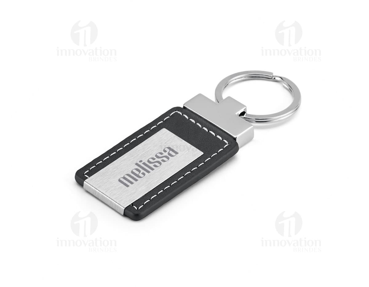 Chaveiro feito de couro e metal, acompanhado de caixa. O acessório possui um design seguro e resistente, ideal para manter as chaves protegidas. Ideal para uso em diferentes dispositivos e locais, garantindo segurança e praticidade.