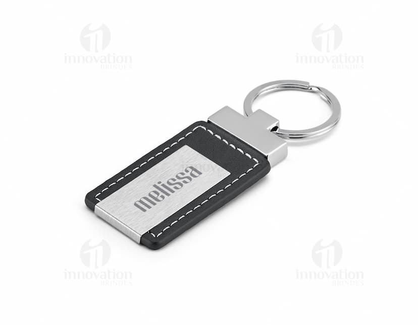 Chaveiro feito de couro e metal, acompanhado de caixa. O acessório possui um design seguro e resistente, ideal para manter as chaves protegidas. Ideal para uso em diferentes dispositivos e locais, garantindo segurança e praticidade.
