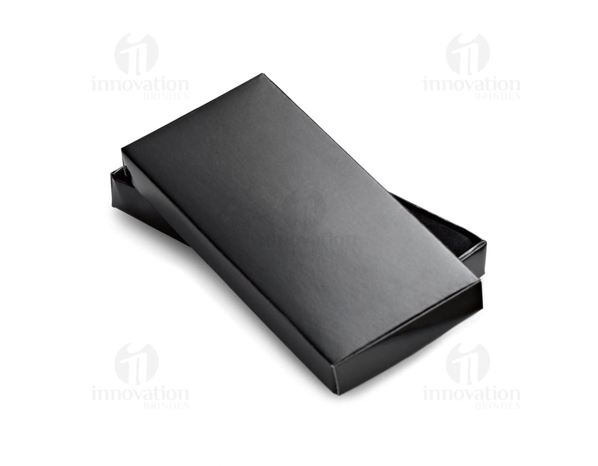 Chaveiro feito de couro e metal, acompanhado de caixa. O acessório possui um design seguro e resistente, ideal para manter as chaves protegidas. Ideal para uso em diferentes dispositivos e locais, garantindo segurança e praticidade.