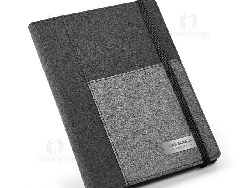 Pasta A5 de couro preto para escritório e reuniões de negócios. Armazene documentos, notas e papéis com estilo e organização. Perfeita para guardar suas informações importantes. Confeccionada em material de alta qualidade, é a opção ideal para quem busca praticidade e elegância no dia a dia. Aproveita nossas ofertas exclusivas e garanta a sua!