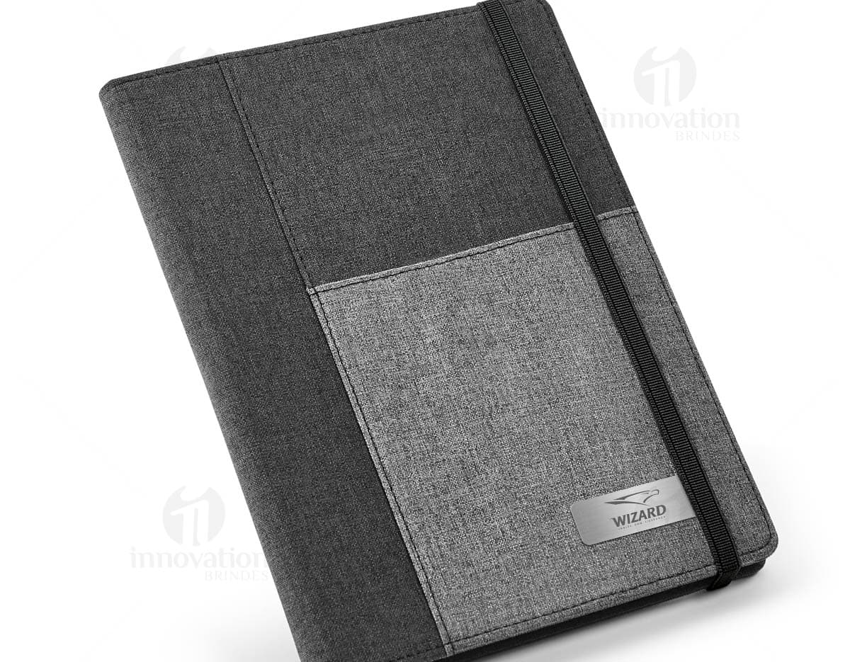 Pasta A5 em couro preto para organizar seus documentos e escritos com elegância e praticidade. Ideal para reuniões de negócios. Compre já!