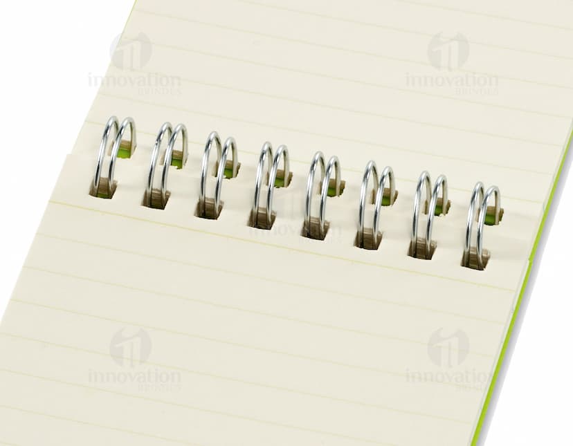 Bloco de anotações fora de linha com design moderno e prático. Perfeito para escrita de lembretes, recados e listas de tarefas. Ideal para uso no escritório ou em casa. Aproveite o espaço em branco para escrever suas ideias e mantenha-se organizado. Adquira já o seu e facilite o seu dia a dia!