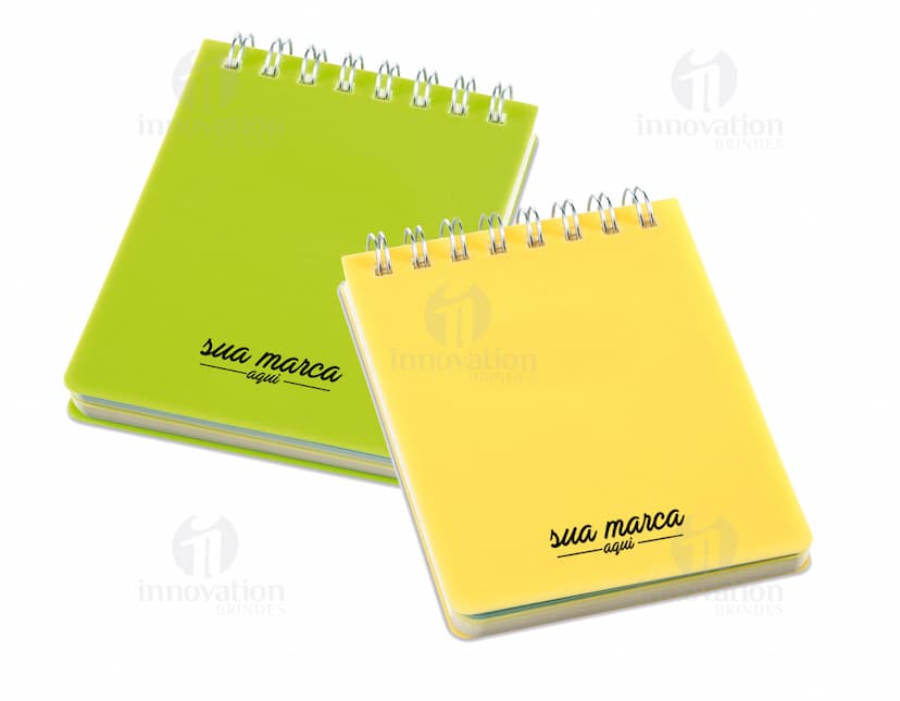 Bloco de anotações amarelo e vazio para escritório, ideal para lembretes e listas de tarefas. Perfeito para manter suas anotações organizadas e à mão. Aproveite o design moderno e a praticidade deste item de papelaria!