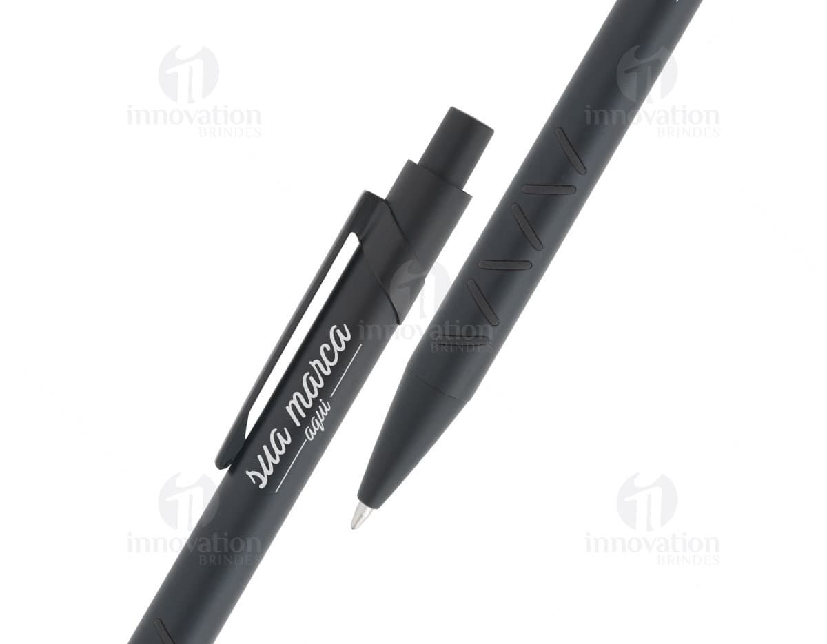 Caneta de metal elegante para escrita no escritório ou na escola. Perfeita para assinar documentos importantes ou criar desenhos precisos. Feita com material de alta qualidade, essa caneta garante um traço suave e durável. Adquira já a sua!