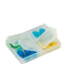 Porta comprimidos plástico contendo vários compartimentos para organizar medicamentos. Fabricado em plástico resistente, ideal para guardar comprimidos de forma segura e prática. Cor branca, design simples e fechamento fácil. Ideal para quem deseja organizar sua medicação diária com praticidade.