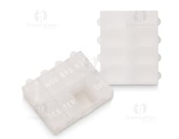 Porta comprimidos de plástico transparente com sete divisórias rotuladas com os dias da semana.