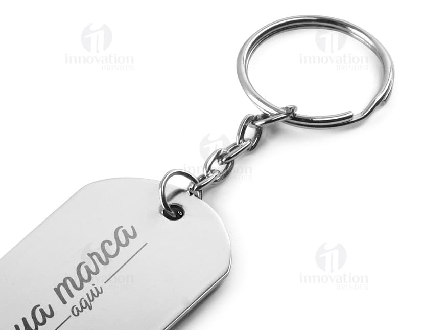 Chaveiro de metal moderno e sofisticado, com detalhes em prata. Perfeito para quem busca um acessório elegante e funcional. Ideal para presentear ou como chaveiro para suas chaves. Adquira já o seu!